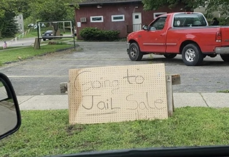 Prison Yard Sale | Reddit.com/Andisaurus_rex